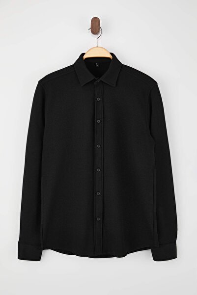 ترينديول كوليكشن قميص رجالي أسود ذو قصة عادية ونسيج وافل موسمي TMNSS26GO00004