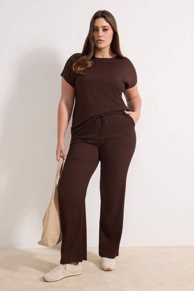 Trendyol Curve Braunes saisonales T-Shirt mit Rundhalsausschnitt und Hose – O...
