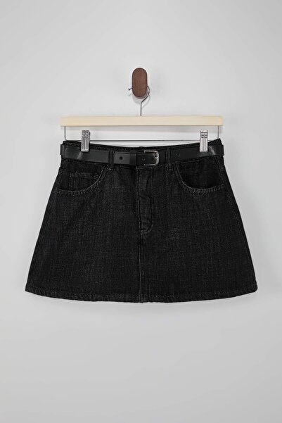 ترينديول كوليكشن تنورة قصيرة من الدنيم بتفاصيل حزام أسود وظهر مكشوف TWOAW26SR...