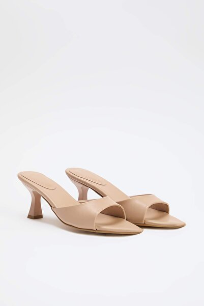 TRENDYOL SHOES Beige Wildleder-Hausschuhe mit spitzer Zehenpartie und Kitten-...