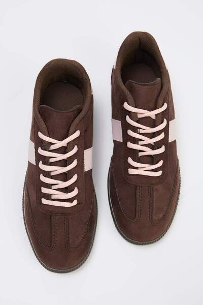 TRENDYOL SHOES حذاء رياضي نسائي برباط من جلد الغزال البني طراز ريترو TAKAW25S...