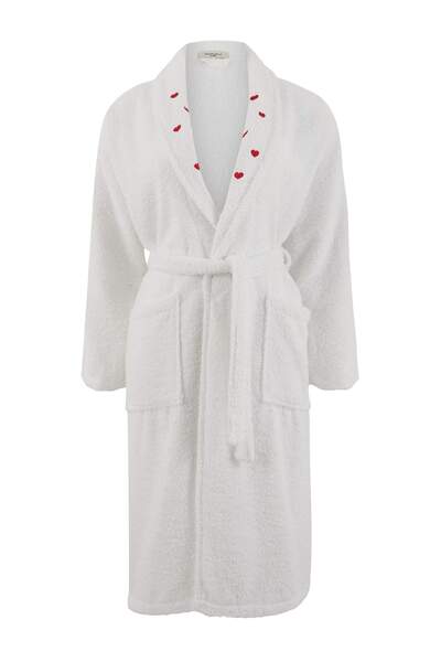 TRENDYOLMİLLA HOME Rot-weißer Bademantel mit Herz-Stickerei TPHSS26NZ00001