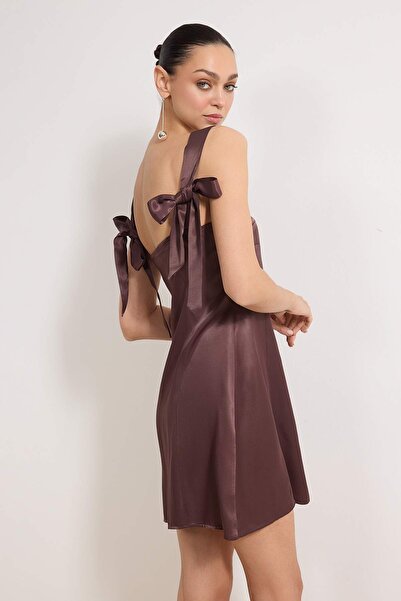Συλλογή Trendyol Μίνι φόρεμα καφέ σατέν με ίσιο ρυθμιζόμενο λουράκι TPRSS26EL...