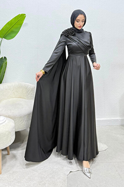 Tesettür Diyarı فستان سهرة فوريس أومزو من الساتان مع عباءة مزينة بالورود - أسود