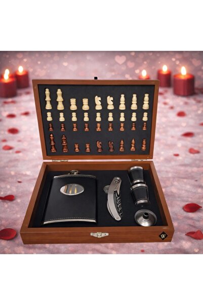 velve Set cadou pentru barbati VLV, cutie si piese pentru sah, tirbuson, stic...
