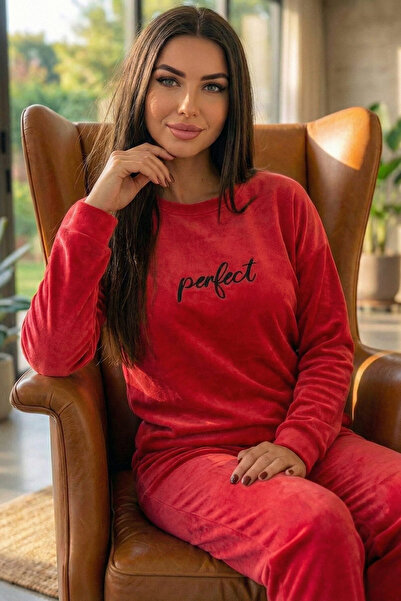 Pijamaevi Exkluzívna zamatová súprava dámskeho pyžama s červeným vzorom