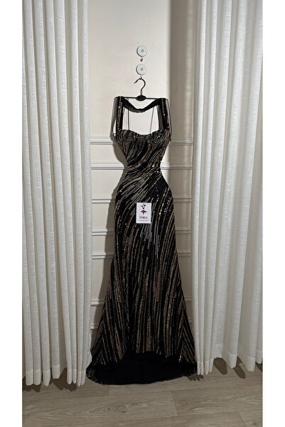 Onila A luxurious and elegant black and gold dress