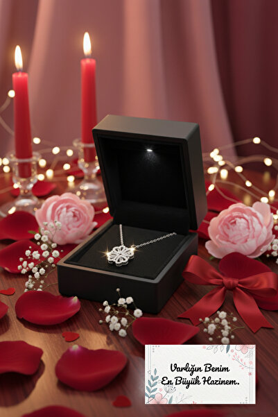 Birmem Işıklı Özel Kutuda Mıknatıslı Açılır Kapanır Yonca ve Kalp Kolye