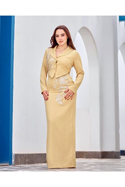 Opera Fashion An elegant dress with a jacket-style cut and exquisite beaded e...