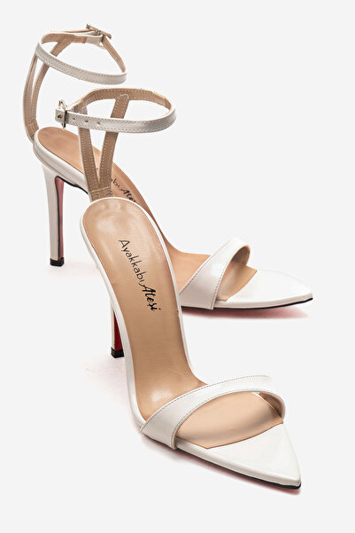 Ayakkabı Ateşi Sandale cu toc cu vârf ascuțit, din piele lăcuită albă, cu o s...