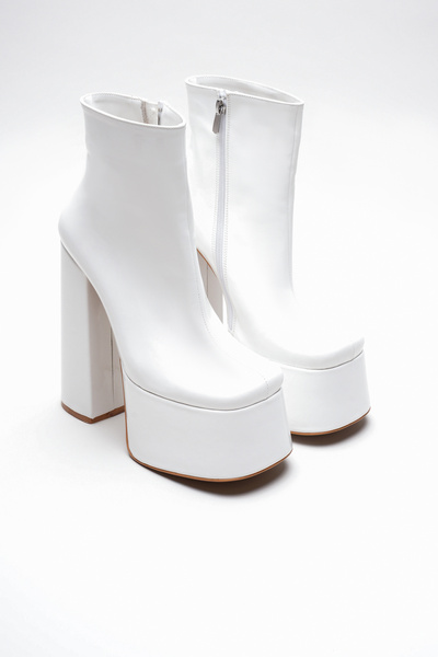 Ayakkabı Ateşi Cizme de damă din piele lacuită albă, cu fermoar, cu toc cu pl...