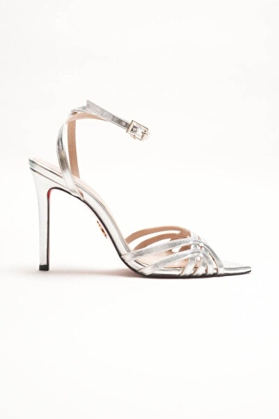 Ayakkabı Ateşi حذاء نسائي بكعب رفيع بتصميم شبكي مفتوح من الأمام، برونا سيلفر ...