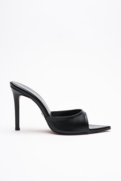 Ayakkabı Ateşi Γυναικείες μυτερές παντόφλες με λεπτό τακούνι Sona Black Skin