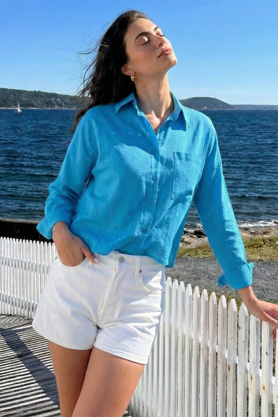 Lela Риза от смес от памук и лен, стандартна кройка, къса отпред и с дълъг гр...