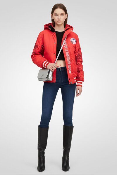 Aape By A Bathing Ape سترة نسائية منفوخة مطرزة باللون الأحمر