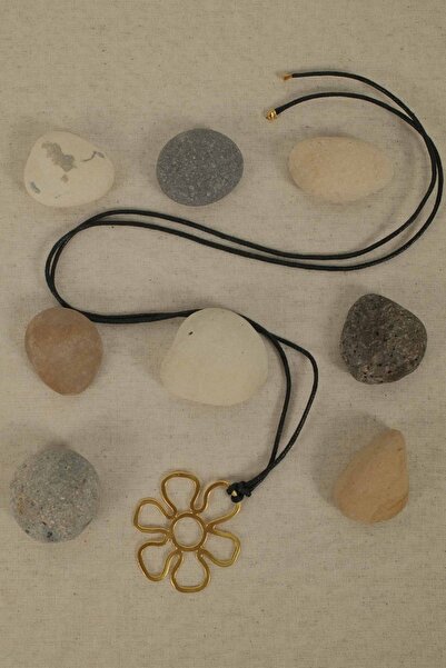 BE BLUE قلادة زهرة الذهب