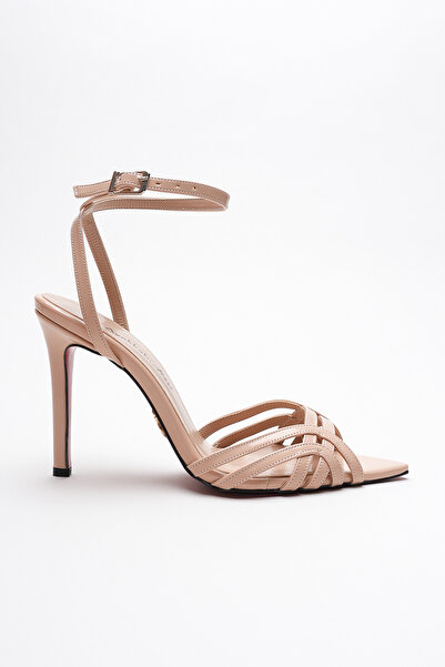 Ayakkabı Ateşi حذاء نسائي ذو تصميم شبكي مفتوح وكعب رفيع من الجلد اللامع من Prona