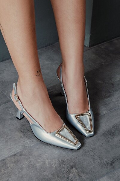Ayakkabı Ateşi Срібні шкіряні жіночі туфлі на підборах з особливою пряжкою Pira