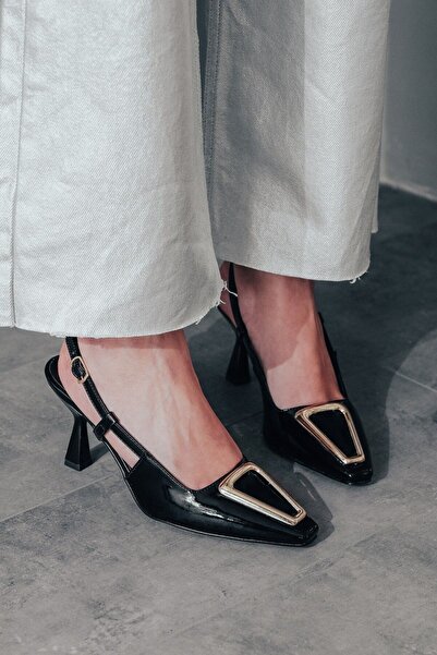 Ayakkabı Ateşi حذاء بكعب نسائي من الجلد الأسود اللامع بإبزيم خاص Pira