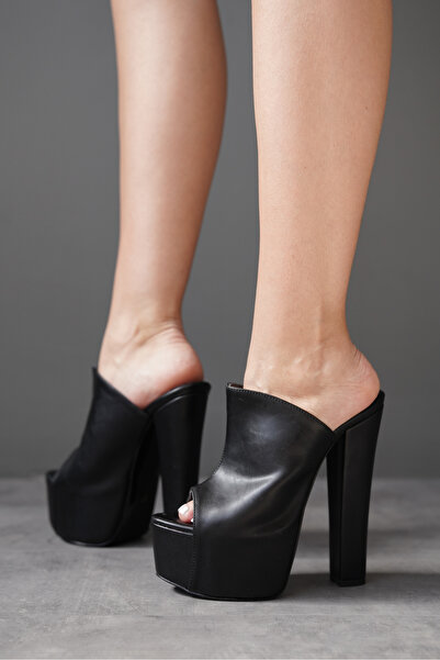 Ayakkabı Ateşi Γυναικείες παντόφλες με μαύρο δερμάτινο σχέδιο και ψηλό χοντρό...