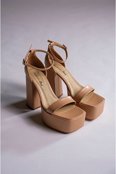 Ayakkabı Ateşi حذاء نسائي بكعب منخفض بتصميم جلد عاري من يولاندا