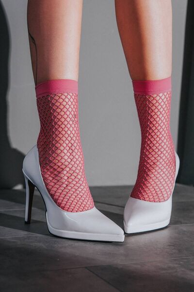 Ayakkabı Ateşi حذاء نسائي ذو كعب رفيع ذو نعل سميك من الجلد الأبيض اللامع نيكولا