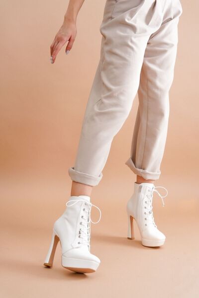 Ayakkabı Ateşi Viole Білі шкіряні жіночі черевики на підборах