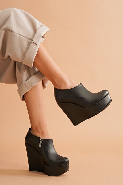 Ayakkabı Ateşi حذاء بوت نسائي بكعب عريض من الجلد الأسود من أباكو