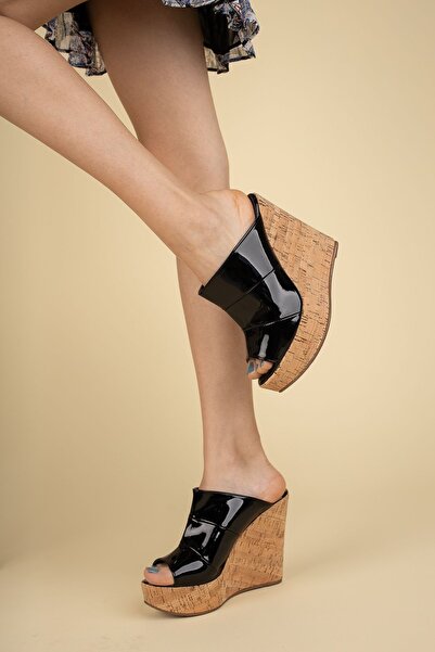 Ayakkabı Ateşi Papuci de damă din piele lacuită neagră cu toc pană