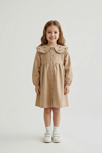 BOBBY JR KİDSWEAR فستان بناتي من قماش الجبردين مطرز بالديزي مع أزرار أمامية