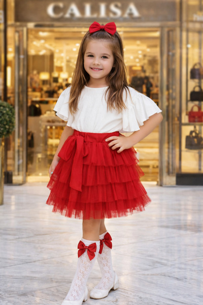 ALARA REYHAN Fetele sunt îmbrăcate în o combinație de 2 piese, inclusiv o blu...