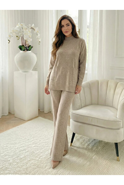 UniqueStore.ro Costum bej tricotat cu buzunare frontale