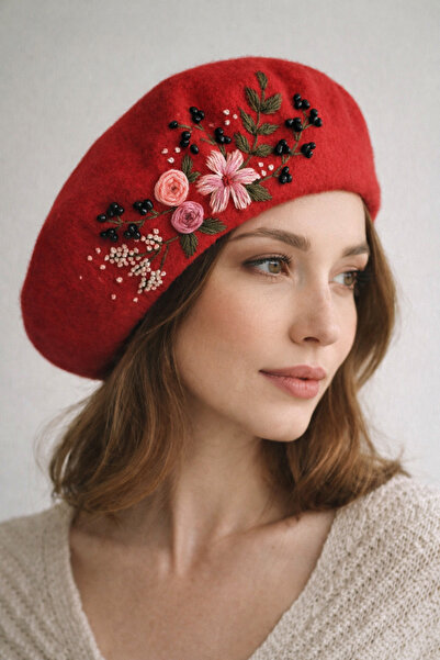 El Emeği Atölye Arakne Nakışlı Çiçek Desenli Kırmızı Keçe Ressam Bere