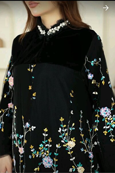 Model Leyna Black dress embroidered with colorful flowers