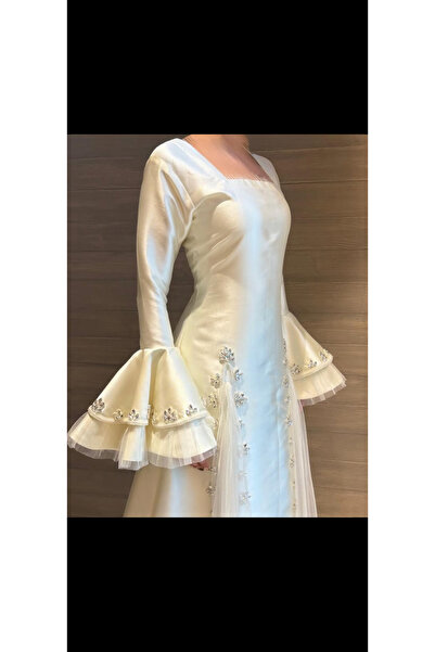 AREEJ FASHION A luxurious Eid dress with a sophisticated feminine touch.