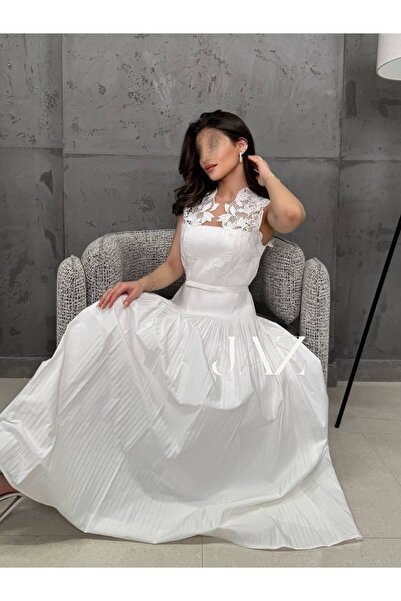 Sondos Fashion A white evening dress with a royal and elegant design.