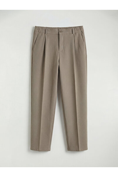 LC Waikiki بنطلون رجالي مريح باللون البيج من مجموعة إلسيفا