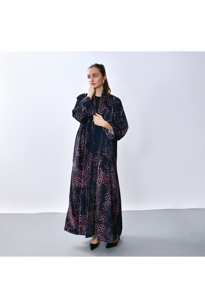 HAWRAA ABAYA Elegant abaya in luxurious velvet fabric with a modern artistic ...
