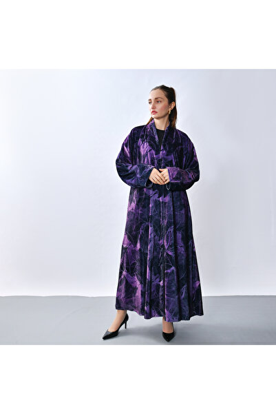 HAWRAA ABAYA A luxurious velvet abaya with an elegant artistic pattern, featu...