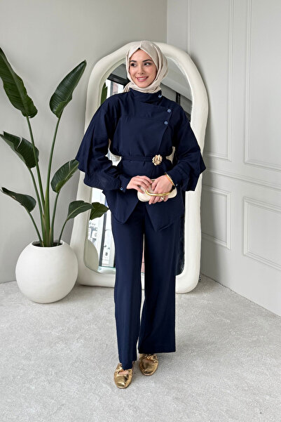 Tesettür Diyarı طقم حجاب كوبرا تانسل مع حزام من جانيت بروش - أزرق داكن