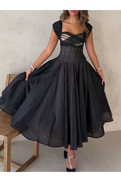 TARFA An evening dress that combines the classic color of black with a modern...