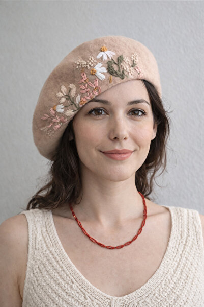 El Emeği Atölye Arakne Nakışlı Çiçek Desenli Bej Keçe Ressam Bere