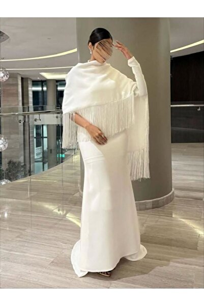 TARFA An evening dress overflowing with purity and allure, adorned in a prist...