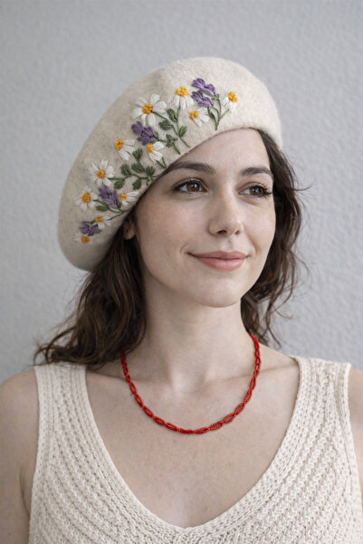 El Emeği Atölye Arakne Nakışlı Çiçek Desenli Krem Keçe Ressam Bere