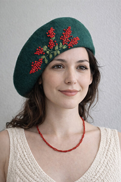 El Emeği Atölye Arakne Nakışlı Çiçek Desenli Yeşil Keçe Ressam Bere