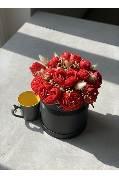 botanica Kırmızı Şakayık Mum Aranjmanı – Siyah Kutuda El Yapımı Dekoratif Mum