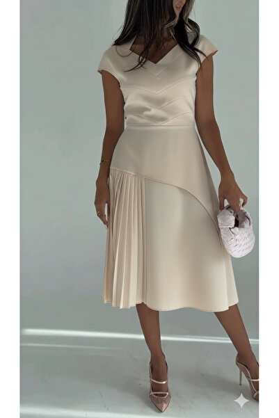 REVE Elegant mid-length dress in light beige, with attractive side pleats.