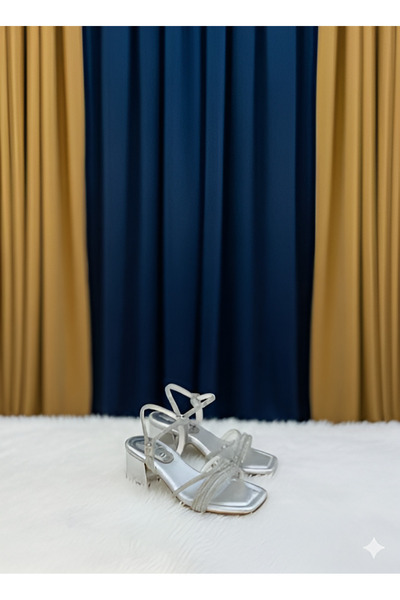 Minican Kız Çocuğu Parıltılı gümüş zincirli Topuklu! Şık tasarımıyla her komb...