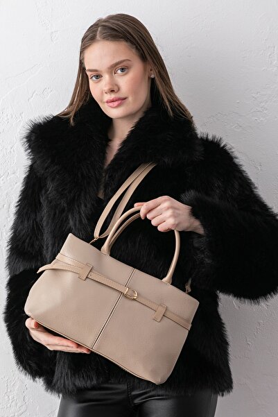 Paul Brand حقيبة كتف ويد نسائية من فرو المنك بتفاصيل حزام من Aira، ناعمة، بحج...