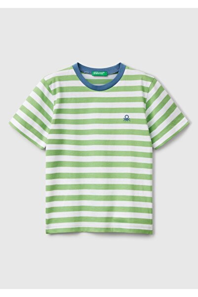 United Colors of Benetton تي شيرت للأولاد مخطط باللون الأخضر الفستقي مع شعار ...
